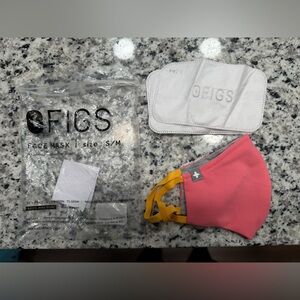 Figs pink Mask with yellow  Straps